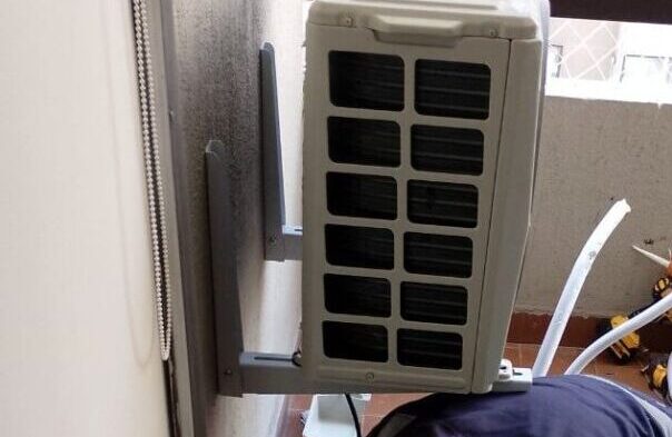 Instalación de aire acondicionado en Las Condes, esta siendo puesta la unidad exterior en la terraza del departamento