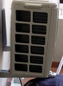 Instalación de aire acondicionado en Las Condes, esta siendo puesta la unidad exterior en la terraza del departamento