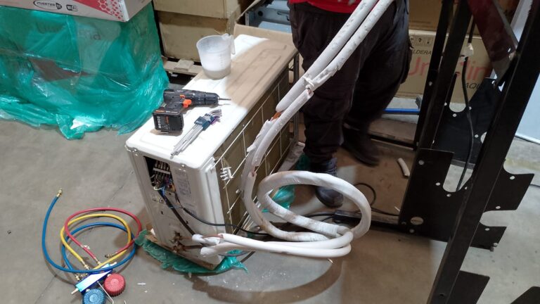 Instalación de aire acondicionado, en el taller, esta siendo preparado para el montaje