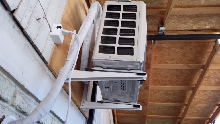 Instalación de un Aire acondicionado en Santiago, la unidad exterior queda sujeta al muro