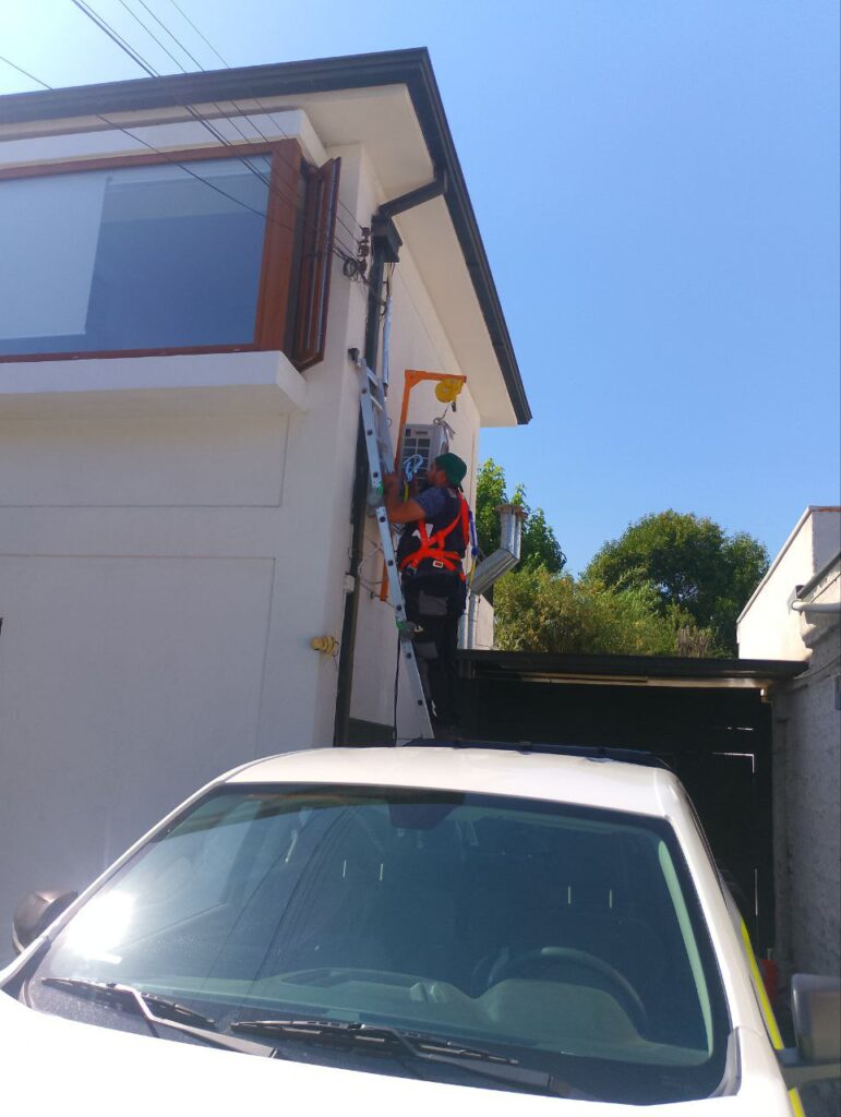 Instalación profesional de unidad exterior de aire acondicionado en Santiago