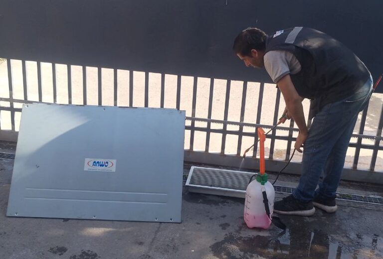 técnico limpiando partes de aire acondicionado