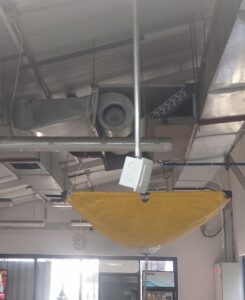 Servicio técnico de aire acondicionado revisando unidad exterior en Santiago