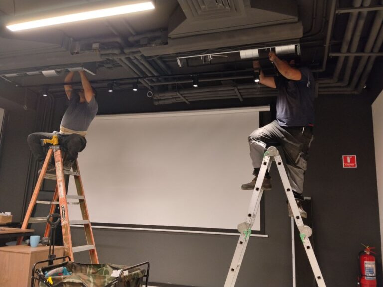 Tecnicos realizando mantencion de aire acondicionado tipo piso cielo en Santiago