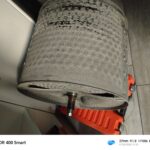 Técnico realizando limpieza de tambor y filtros