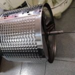 Lavadora en proceso de mantenimiento preventivo profesional