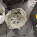 Técnico certificado reparando lavadora en hogar