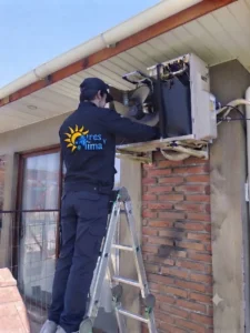 Técnico realizando instalación y mantenimiento de aire acondicionado en Santiago