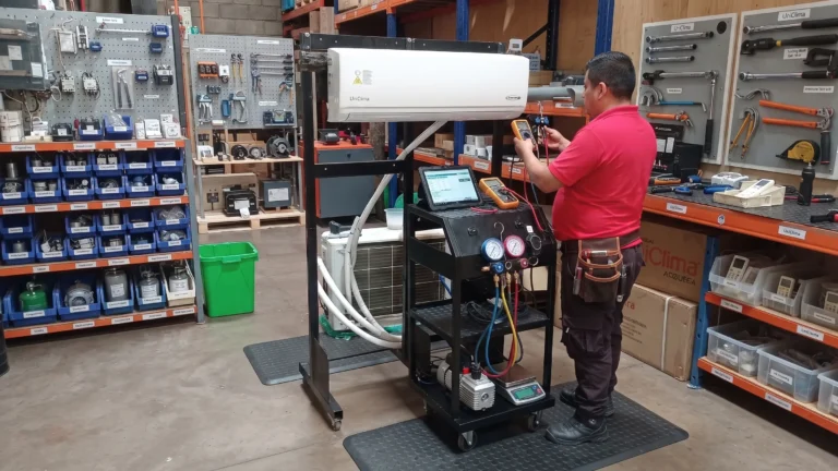 Técnico realizando diagnóstico y prueba en un equipo de aire acondicionado split en un taller organizado